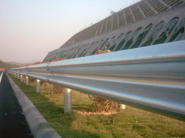 鍍鋅護(hù)欄板